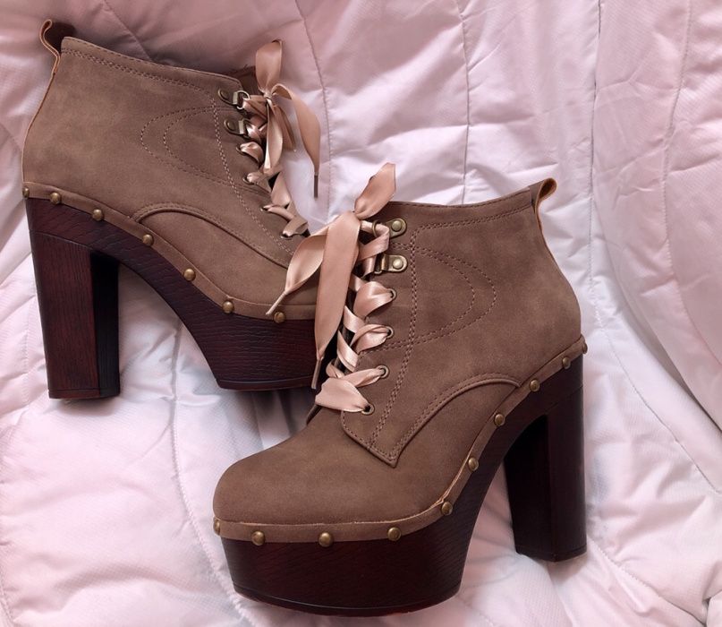 Botins | Botas Bege com cordões em Cetim Faro (Sé E São Pedro) • OLX Portugal